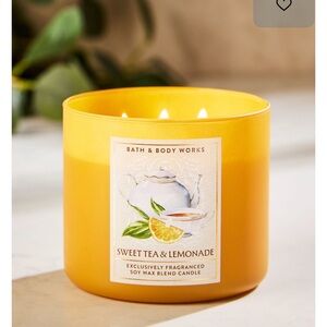 Bath & Body Works Sweet Tea & Lemonade 3-Wick Candle — Yellow